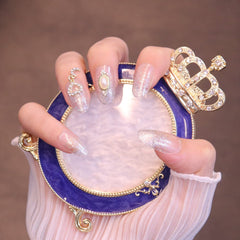 Mittelgroße, abgerundete silberne Press-On-Nägel mit Herzanhängern und Perlen