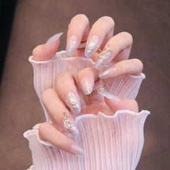 Mittelgroße, abgerundete silberne Press-On-Nägel mit Herzanhängern und Perlen