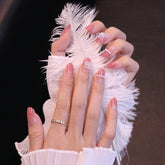 Mittelgroße, abgerundete, babyrosa Press-On-Nägel mit gerüschtem Anhänger und Perlen