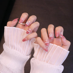 Uñas postizas redondeadas medianas en rosa bebé con detalle fruncido y perlas