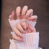 Uñas postizas redondeadas color nude, medianas, con adorno de corona y perla