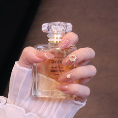 Mittelgroße, abgerundete, nudefarbene Press-On-Nägel mit Kranzanhänger und Perle