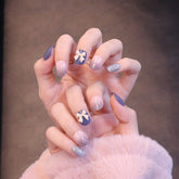 Kurze quadratische ovale lila Press-On-Nägel mit Schleifenanhänger