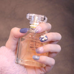 Kurze quadratische ovale lila Press-On-Nägel mit Schleifenanhänger