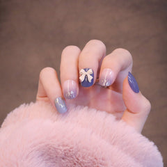 Kurze quadratische ovale lila Press-On-Nägel mit Schleifenanhänger