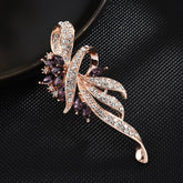 Elegante broche de cinta floral con cristales transparentes