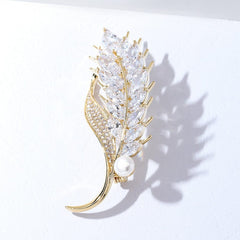Delicado broche de hoja de trigo con cristales y perla