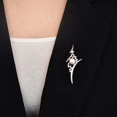 Broche elegante de diseño puntiagudo con perla y cristales