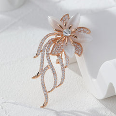 Blumenbrosche verziert mit klaren, schillernden Kristallen und Muschelsteinen