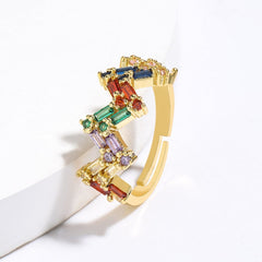 Verstellbarer Ring mit bunten Strasssteinen im Zickzack-Stil in Gold