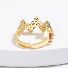 Verstellbarer Ring mit bunten Strasssteinen im Zickzack-Stil in Gold