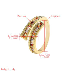 Anillo dorado con diamantes de imitación rectangulares de colores