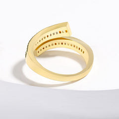 Anillo dorado con diamantes de imitación rectangulares de colores