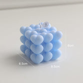 Vela en forma de cubo con burbujas de corazón