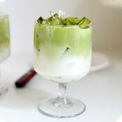 Vela decorativa de matcha latte helado
