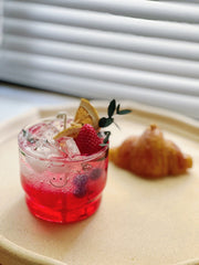 Vela decorativa con bebida de verano espumosa helada