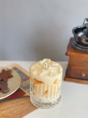 Vela decorativa de café helado con crema batida