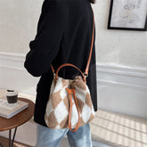 Flauschige Beuteltasche mit Rautenmuster
