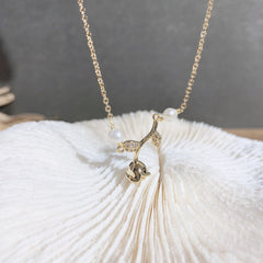 Collar de rosa dorada con perla