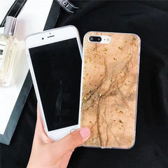 Funda para teléfono con copos dorados de mármol