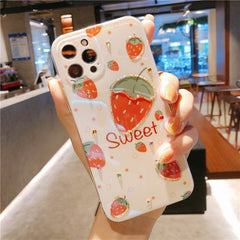 Funda para teléfono con fresas y flores rojas iridiscentes