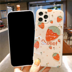 Funda para teléfono con fresas y flores rojas iridiscentes