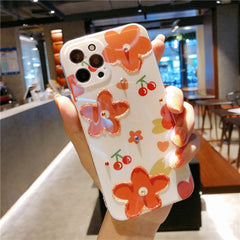 Funda para teléfono con fresas y flores rojas iridiscentes