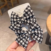 Pinza para el cabello con cinta con estampado de pata de gallo