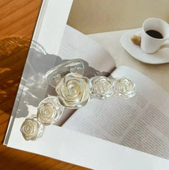 Pinza para el cabello transparente con rosa blanca