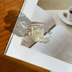 Pinza para el cabello transparente con rosa blanca