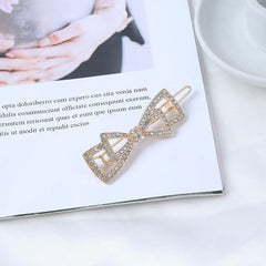 Horquilla con lazo triangular adornada con cristales