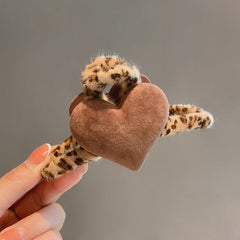 Pinza para el pelo con estampado de leopardo suave y corazón