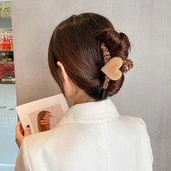 Pinza para el pelo con estampado de leopardo suave y corazón