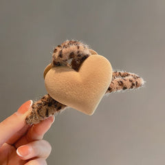 Pinza para el pelo con estampado de leopardo suave y corazón