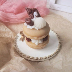 Dekorative Kerze mit Mini-Macarons