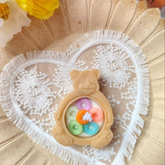 Vela decorativa de cereal Fruit Loops en tazón de oso