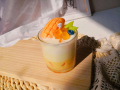 Dekorative Kerze mit Mango-Sommergetränk