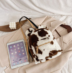 Mochila peluda con orejas de ratón y estampado de vaca