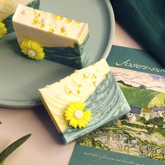 Jabón artesanal de dos tonos con flor de margarita y proceso en frío