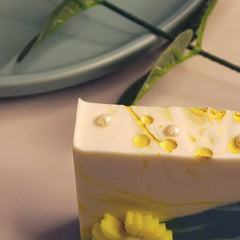 Jabón artesanal de dos tonos con flor de margarita y proceso en frío