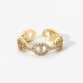 Variedad de anillos de oro con diseño de cristal