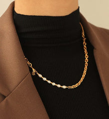 Collar de oro con cristales, cadenas y perlas