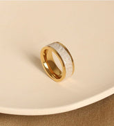 Anillo de oro con circonita y flor de hielo