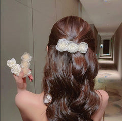 Pinza para el cabello con triple rosa de tela