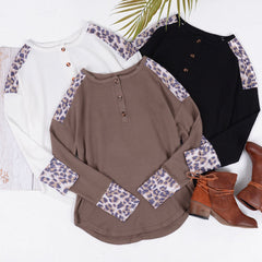 Top con detalle de estampado de leopardo en contraste