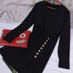 Strickkleid mit kontrastierenden Knöpfen