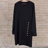 Vestido de punto con detalle de botones en contraste