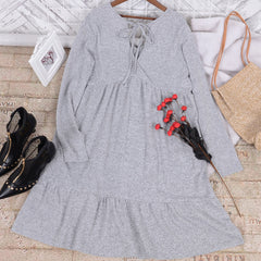 Langärmliges Kleid mit Schleife am Hals