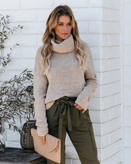 Suéter de cuello alto con abertura en la cerradura