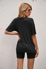 Set aus einfarbigem T-Shirt und Bikershorts